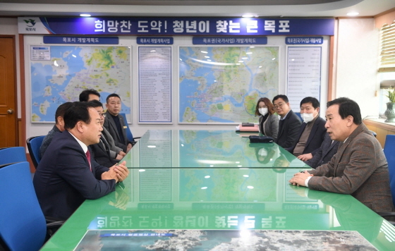 NSP통신-이권재 오산시장(왼쪽)과 박홍률 목포시장(오른쪽)이 대화를 하는 모습. (오산시)
