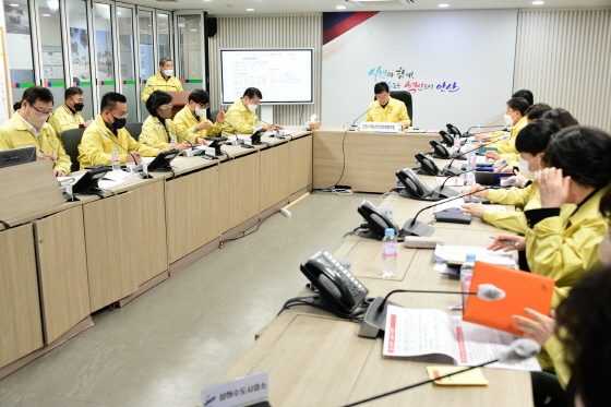 NSP통신-26일 이민근 시장이 재난상황실에서 대설, 한파 대응을 위한 긴급재난안전대책회의를 주재하고 있다. (안산시)
