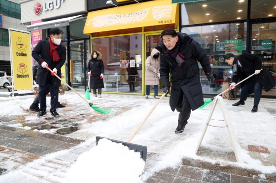 NSP통신-26일 김기정 수원시의회 의장(오른쪽 두번째)과 참석자들이 제설작업을 하고 있다. (수원시의원)