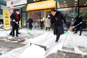 [NSP PHOTO]김기정 수원시의장, 시민 보행안전 제설 작업 나서