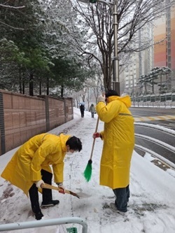 NSP통신-지난 26일 강서구청 직원들이 제설작업을 진행하고 있다 (강서구)