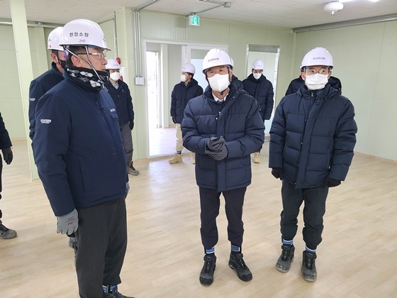 NSP통신-정기환 한국마사회 회장이 영천 경마공원 조성사업이 진행 중인 현장을 방문하고 있다 (한국마사회)