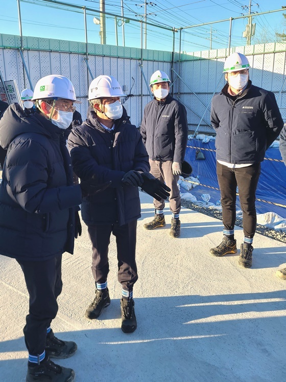 NSP통신-정기환 한국마사회 회장이 영천 경마공원 조성사업이 진행 중인 현장을 방문하고 있다 (한국마사회)