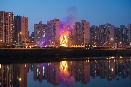 NSP통신-지난 2019년 정월대보름 축제 달집태우기 현장 (양천구)