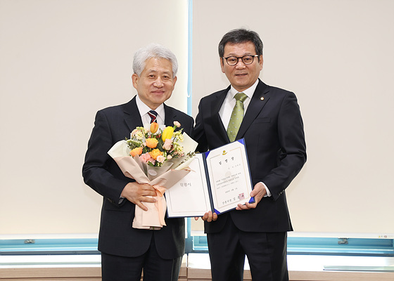 NSP통신-강희문 신임 강릉관광개발공사 사장(왼쪽)이 김홍규 강릉시장으로 부터 임명장을 받고 기념촬영을 하고 있다. (강릉시)