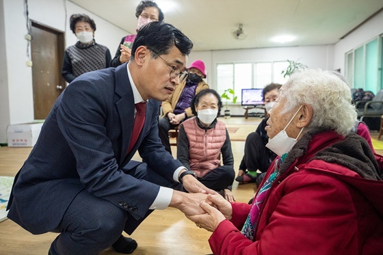 NSP통신-경로당을 찾아 어르신들의 말씀을 경청중인 이기재 양천구청장 (양천구)