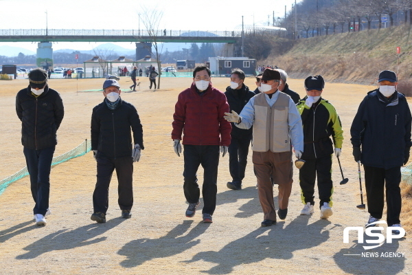 NSP통신-주낙영 시장이 지난해 1월 경주파크골프장 제1구장 현장을 찾아 시민들과 함께 시설현장을 둘러보고 있다. (경주시)