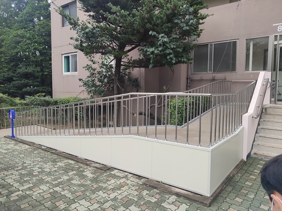 NSP통신-양천구 공동주택 지원사업으로 설치된 장애인 이동 경사로 사진 (양천구)