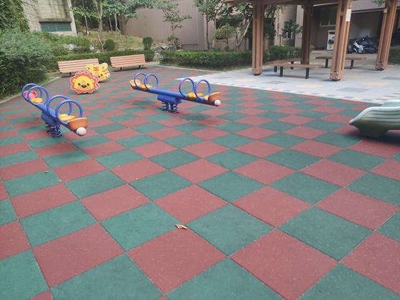 NSP통신-양천구 공동주택 지원사업으로 개선된 어린이놀이터 매트 보수 사진 (양천구)