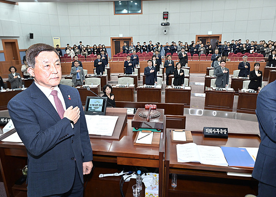 NSP통신-1일 강릉시의회 본회의장에서 열린 제306회 임시회 제1차 본회의에서 김기영 강릉시의장(왼쪽)과 의원들이 국민의례를 하고 있다. (강릉시의회)