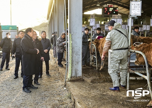 NSP통신-신현국 문경시장이 문경축산농협 경매우 시장을 방문했다. (문경시.)