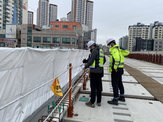 NSP통신-국토안전관리자 관계자들이 건설현장 안전점검을 시행하고 있다 (국토안전관리원)