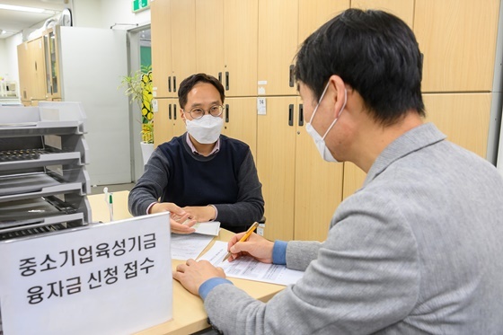 NSP통신-양천구 중소기업육성기금 융자금 신청 접수 현장 (양천구)