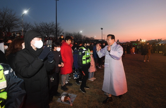 NSP통신-4일 열린 계묘년 오산 정월대보름 큰잔치 행사에서 이권재 오산시장(오른쪽)이 시민들과 인사를 하는 모습. (오산시)