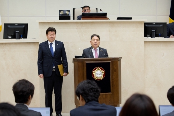 NSP통신-난방비 지원 대책 촉구안을 대표 발의, 제안 설명 및 성명서를 발표하는 김진석·이창식 용인시의원. (용인특례시의회)