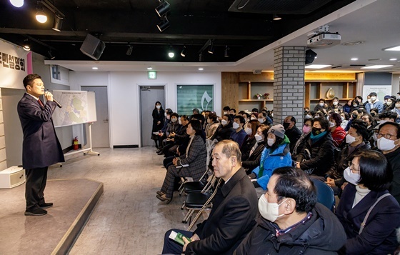 NSP통신-김태우 서울 강서구청장이 화곡6동 등서초등학교 일대 모아타운 주민설명회에 참석해 인사말을 하고 있다. (강서구)