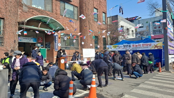 NSP통신-평안동 행정복지센터 앞마당에서 주민들이 윷놀이를 하고 있다. (안양시)