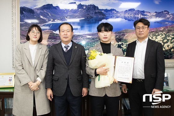 NSP통신-7일 김영일 군산시의회 의장(왼쪽 두번째)이 박성광 온리원 태권도관장(오른쪽 두번째)에게 2023 아동복지분야 유공자 표창장을 수여하고 있다.
