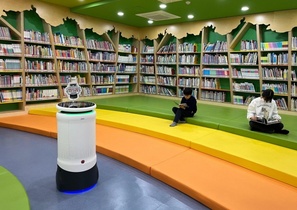 [NSP PHOTO]장성군, 군립 중앙도서관에 인공지능 방역로봇 도입 눈길