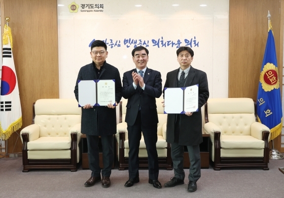 NSP통신-접견실에서 염종현 경기도의장이 고문세무사로 위촉된 김성주, 최준석 세무사와 위촉장 수여 기념촬영을 하고 있다. (경기도의회)