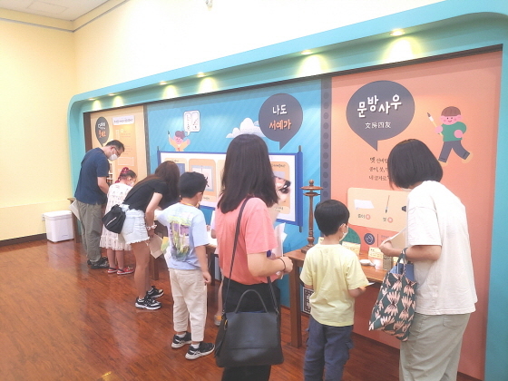 NSP통신-수원박물관 어린이체험실에서 시민들이 체험프로그램에 참여하고 있는 모습. (수원시)