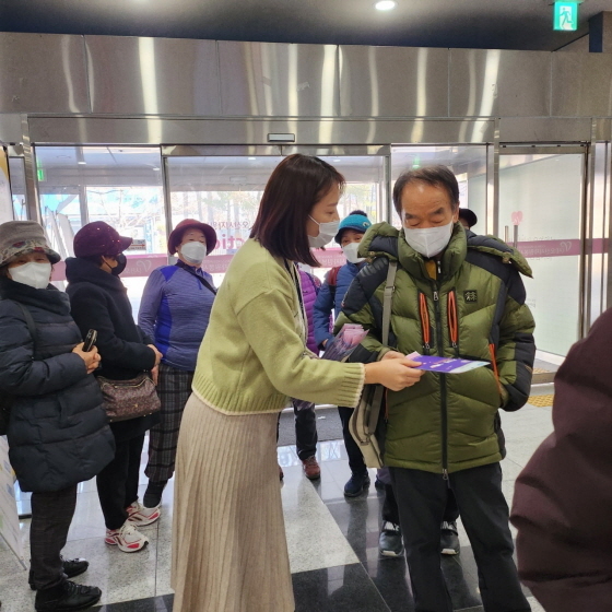 NSP통신-지난 8일 열린 찾아가는 치매조기검진 및 인식개선 캠페인에서 관계자가 홍보물을 나눠주는 모습. (오산시)