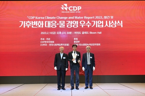 NSP통신-양춘승 CDP 한국위원회 부위원장(왼쪽), 김대호 DL이앤씨 담당(왼쪽 두 번째), 장지인 CDP 한국위원회위원장(왼쪽 세 번째)이 기념 사진을 촬영하고 있다 (DL이앤씨)