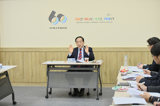NSP통신-이병선 속초시장이 2023 현안사업 점검회의를 주재하고 있다. (속초시)