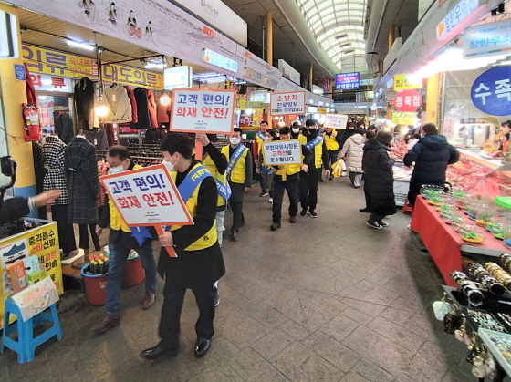 NSP통신-부천시와 부천시전통시장상인연합회가 부천자유시장에서 전통시장 고객선(황색선) 지키기 캠페인을 실시하고 있다. (부천시)