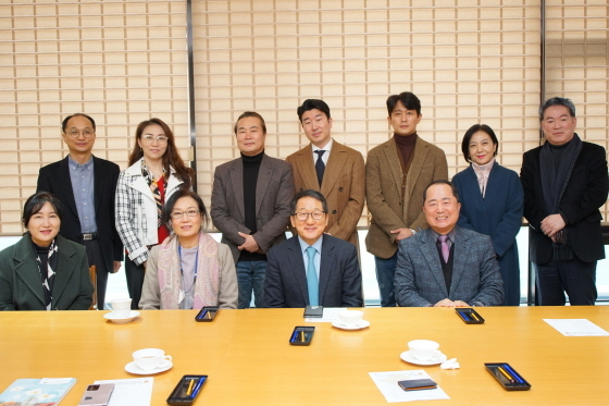 NSP통신-14일 수원문화예술 축제의 발전방향 모색을 위한 간담회에서 김현광 수원문화재단 대표(앞줄 오른쪽 첫번째), 유인택 경기문화재단 대표(앞줄 오른쪽 두번째)와 참석자들이 기념촬영을 하고 있다. (수원시)