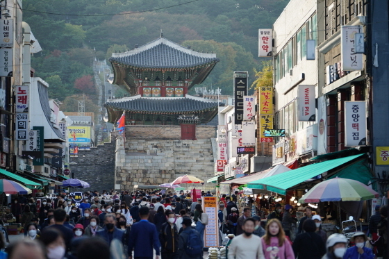 NSP통신-지난해 10월 제25회 수원남문거리축제가 열린 팔달구 남문시장 일원이 상인과 시민들로 활기를 띄고 있다. (수원시)