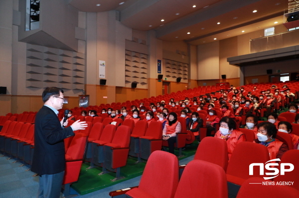 NSP통신-울진군 울진읍은 지난 14일 울진연호문화센터에서 노인일자리사업에 참여한 어르신 180명이 참석한 가운데 2023년 노인일자리 발대식을 가졌다. (울진군)