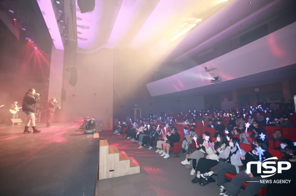 NSP통신-청송군은 지난 14일 청송문화예술회관 대공연장에서 청소년동아리밴드 코베루스 콘서트를 골자로 한 2023년 청소년 어울림마당을 개최했다. (청송군)