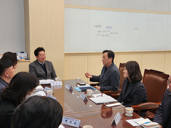 NSP통신-원강수 원주시장이 이주연 기업호민관과 함께 관내 기업규제 개선 방안에 대해 논의하고 있다. (원주시)