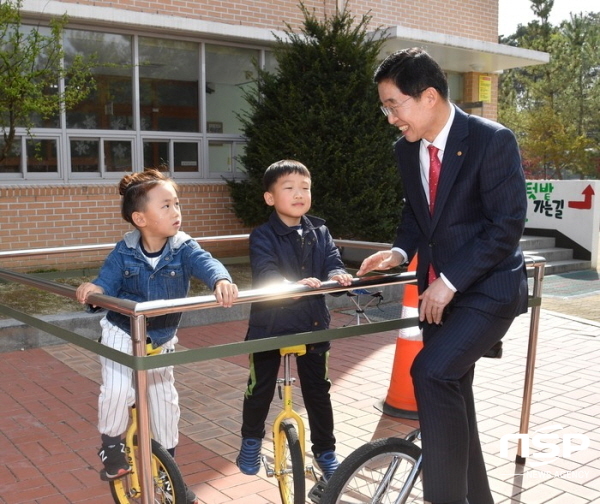 NSP통신-경상북도교육청은 학교안전사고 피해 당사자와 그 가족에 대한 조속한 심리적 안정과 학교와 사회로의 조기 복귀 및 일상 회복을 위해 상담 및 심리 치료비를 지원한다고 16일 밝혔다. (경상북도교육청)