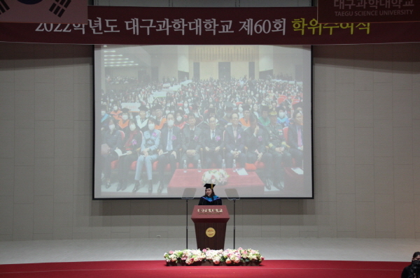 NSP통신-대구과학대학교 대학본부 5층 아트홀에서 16일 개최된 제60회 학위수여식에서 박지은 총장이 졸업생들에게 회고사하고 있다. (대구과학대학교)