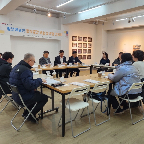 NSP통신-구미시는 16일 소극장 공터다에서 청년예술인 창작공간 조성 및 운영에 앞서 지역 예술단체와 청년예술인, 금오시장 소재 문화공간인 문화도시지원센터와 소극장 공터다, 금오시장 상인협의회 등 전문가 의견을 듣는 소통 간담회를 가졌다. (구미시)