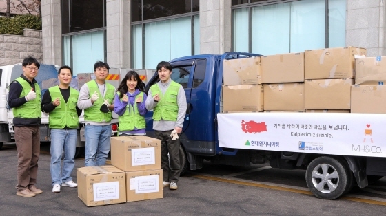 NSP통신-현대엔지니어링 관계자가 사회공헌 파트너기관인 엠에이치앤코(모던하우스), 밀알복지재단 굿윌스토어가 함께 마련한 구호물품을 싣고있다 (현대엔지니어링)