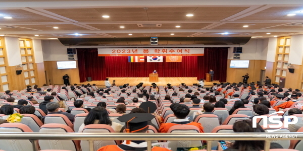 NSP통신-동국대학교 WISE캠퍼스는 17일 오전 11시 교내 100주년기념관 대강당에서 2023년 봄 학위 수여식을 개최했다. (동국대 WISE캠퍼스)