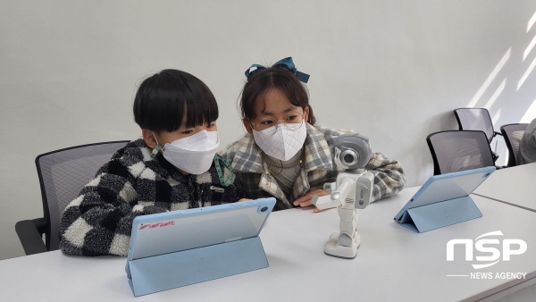 NSP통신-순봇의 기능을 체험하고 있는 어린이들[사진=순천시]
