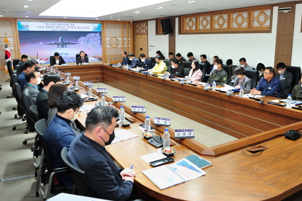 NSP통신-지난 17일 군위군은 대구·경북 신공항 건설과 대구시 편입에 따른 장기 종합발전계획 수립 연구용역 중간보고회를 개최했다. (군위군)