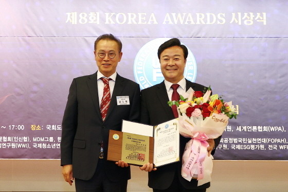 NSP통신-22일 김성제 의왕시장(오른쪽)이 제8회 KOREA AWARDS에서 지역발전공로대상 수상 기념촬영을 하고 있다. (의왕시)