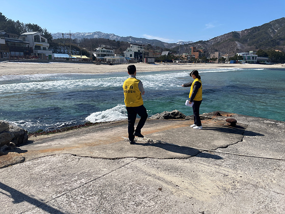 NSP통신-동해해경이 삼척관내 용화항슬립웨이를 점검하고 있다. (동해해경)