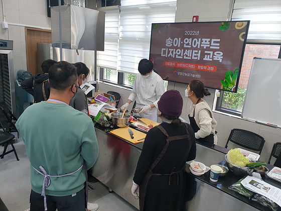 NSP통신-수강생들이 송이연어푸드 디자인센터 대표음식 교육과정을 수강하고 있다. (양양군)