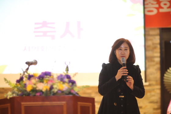 NSP통신-22일 화성시 소상공인 연합회 신년인사회에서 김경희 화성시의회 의장이 축사를 하는 모습. (화성시의회)