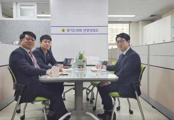 NSP통신-김재훈·유영일 경기도의원이 도의회 안양상담소에서 문수훈 안양시청 예산법무과 대외협력관과 지역 현안을 모색하기 위한 정담회 가운데 기념촬영을 하고 있다. (경기도의회)