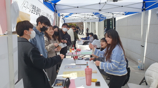 NSP통신-지난 22일 대구과학대학교에서 실시한 2023학년도 신입생 오리엔테이션에서 재학생들이 신입생들에게 동아리 홍보를 하고 있다. (대구과학대학교)