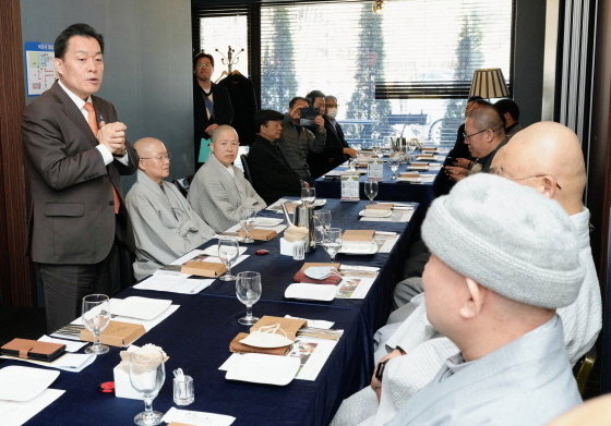 NSP통신-24일 이재준 수원시장(왼쪽 첫번째)이 간담회에서 발언을 하고 있다. (수원시)