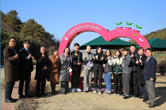 NSP통신-김현숙 여성가족부 장관(우측에서 일곱번째)이 국립중앙청소년디딤센터 관계자들과 기념사진을 찍고 있다. (국립중앙청소년디딤센터)