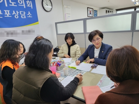 NSP통신-김미숙 경기도의원이 군포상담소에서 권이숙 공공연대노동조합 경기본부 아이돌봄지부장, 백선민 군포지회장, 김혜경 사무국장과 김미선 군포시청 여성가족과장 등 관계자들과 함께 군포시 아이돌봄 노동자 처우개선 및 교통비 지원에 관해 논의하고 있다. (경기도의회)